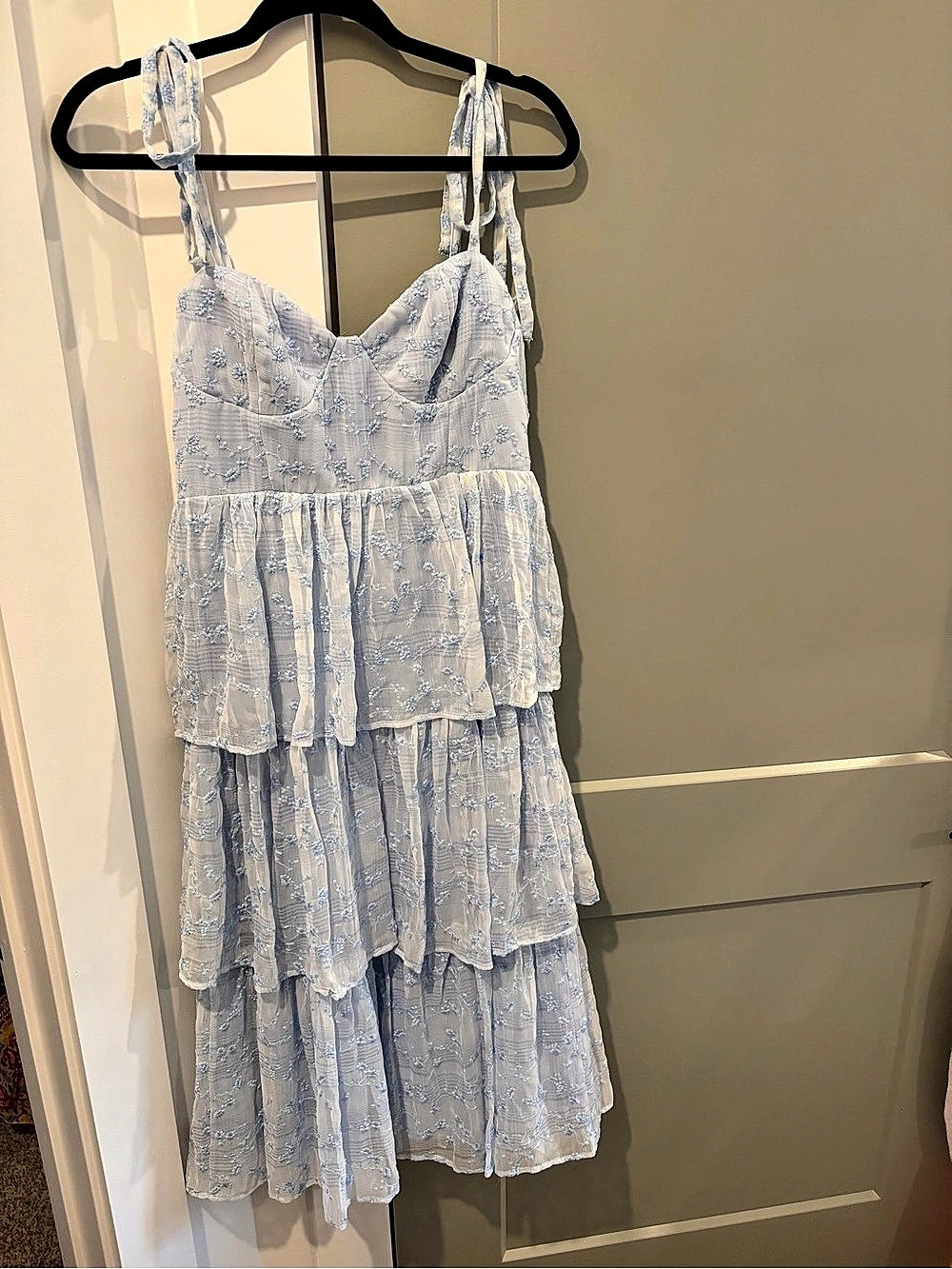 Lulus Floral Tiered Midi Dress in Blue Size Medium Like New